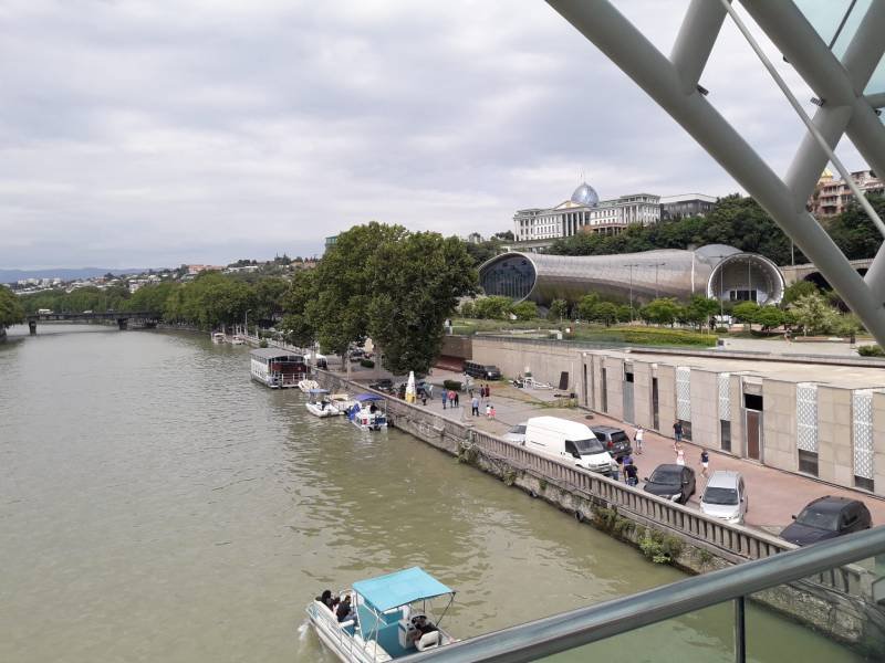 Прогулка на катере по реке Кура в Тбилиси летом