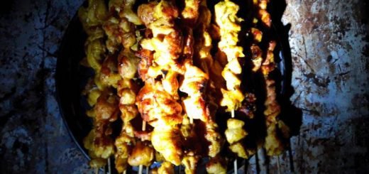 Шашлык из курицы на деревянных шпажках