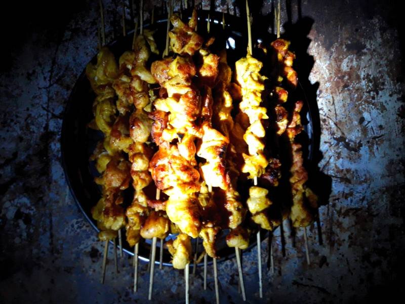 Шашлык из курицы на деревянных шпажках